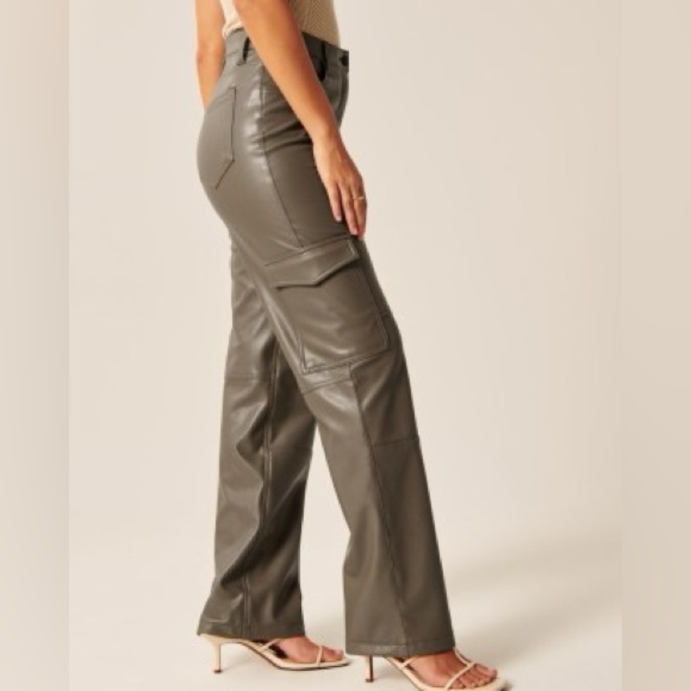 Abercrombie & Fitch Vegan Leather Cargo 90s Relaxed Pants - Picture 6 of 7
